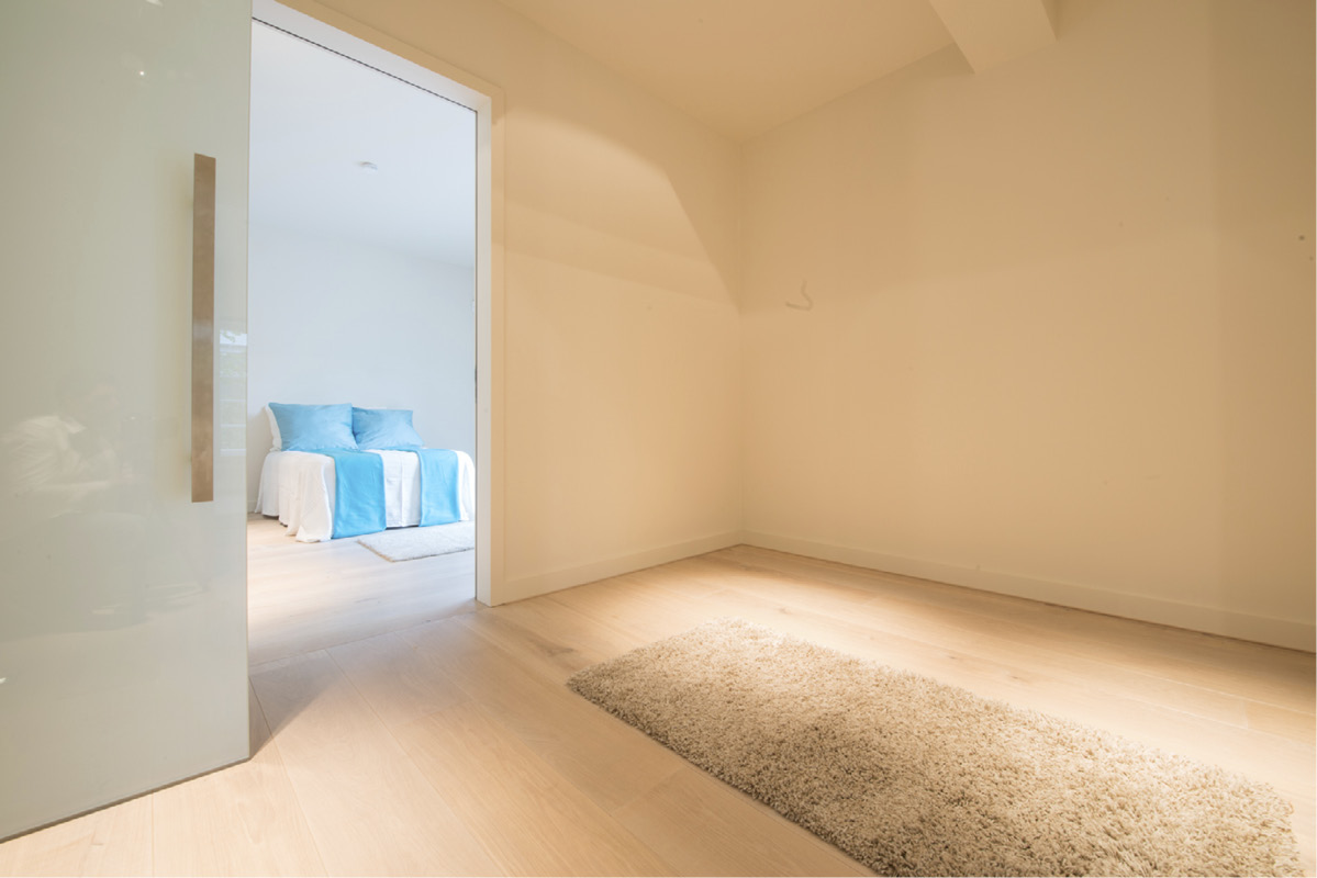Helles Zimmer mit Blick ins Schlafzimmer