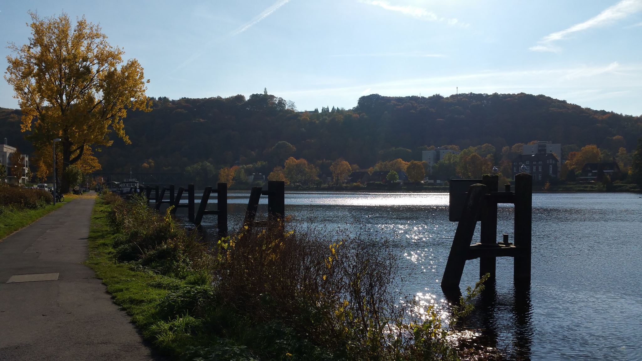 Uferweg am Ruhrstausee mit Blick auf die Kettwiger Hänge